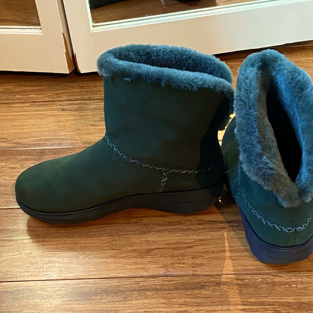 NWOT Fitflop Boots sz. 8.5 in Racing Green - real shearling and suede
